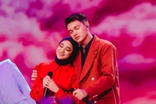 Tampil Duet di Panggung...