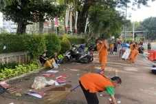 Bersihkan Sampah di...