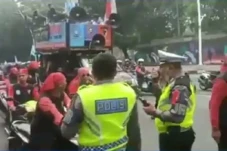 Aksi Polisi Halau Massa...