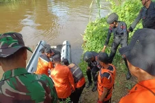 Abai Peringatan Cucu,...