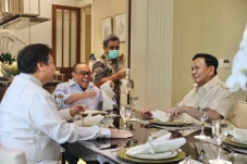 Momen Akrabnya Aburizal...