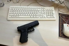 Penemuan Senpi di Kantor...