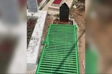 Viral Kuburan Digembok,...