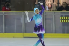 2 Atlet Ice Skating...