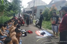 Tenteng Sajam ke Bekasi,...