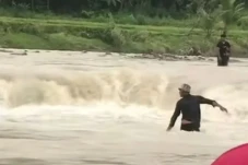 Viral Aksi Heroik Pria...