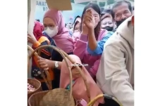 Pengunjung Wanita Jadi...