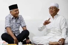 Sowan ke Gus Mus di...