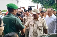 Menhan Prabowo Serahkan...