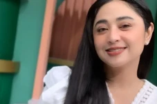 Kebanyakan Nangis, Dewi...