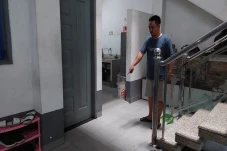 Jatuh dari Lantai 4,...