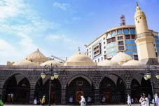Masjid Al-Ghamama, Tempat...