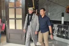 Bule Australia yang...