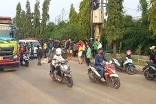 Gagal Nyalip Truk, Pemotor...