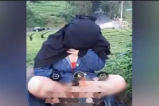 Viral Wanita Bercadar...