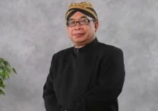Membaca Buku Dunia dan...