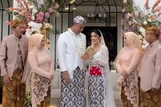 Bagikan Momen Pernikahan,...