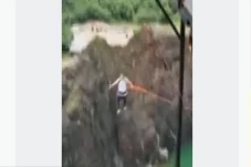 Pria Ini Rayakan Perceraian...