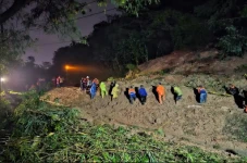 Longsor Tutup Jalur...