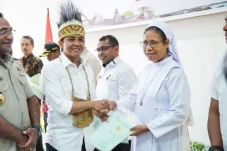 Kado Paskah Umat Kristiani,...
