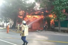 Kebakaran Dahsyat Hanguskan...