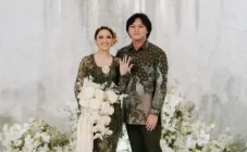 Mahalini Pakai Kebaya...