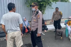 Geger Pesan Berantai,...
