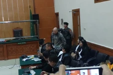 Masuk Ruang Sidang Vonis,...