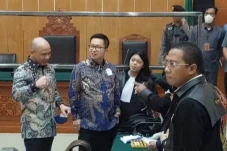 Hakim: Teddy Minahasa...