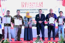 Gubernur Khofifah Pimpin...