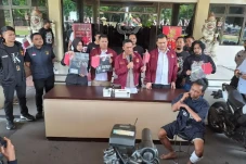 Geger Mayat Dicor Semen,...