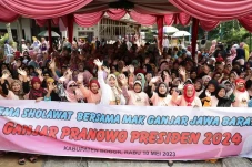 Emak-emak di Kabupaten...