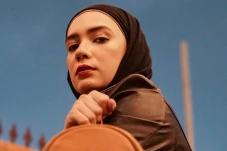 Tampil Tanpa Hijab dan...