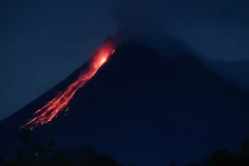 Gunung Merapi Luncurkan...