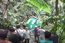 Truk Tangki Terjun ke...