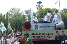 Daftarkan Caleg ke KPU,...