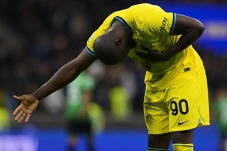 Lukaku Cetak Brace di...