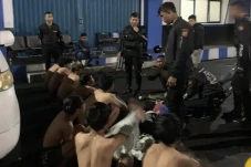 8 Anggota Gangster Ditangkap...