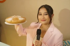 Prilly Latuconsina Serius...
