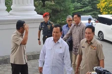 Prabowo Sambangi Keluarga...