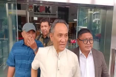 Andi Arief Minta Izin...