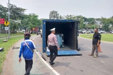 Truk Bermuatan Bahan...