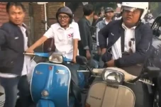 Konvoi Vespa Warnai...