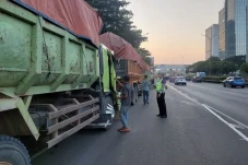 Polisi Tertibkan Truk...