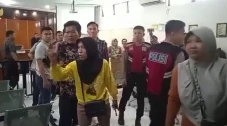 Guru Sularno Tak Ditahan,...