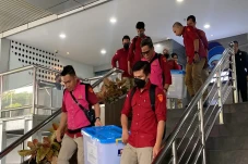 Penyidik Kejagung Bawa...