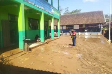 Dihantam Banjir Bandang,...