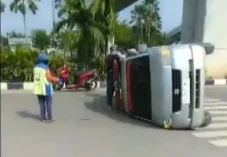 Viral! Ambulans Terbalik,...