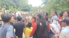 Puluhan Emak-emak Tutup...