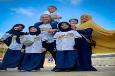 8 Artis dengan Banyak...